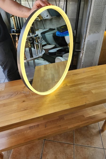 مرآة دائرية بإضاءة أمامية وإطار ستيل مصقول